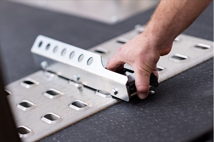 Hjulstopp - låg profil, par, fullt justerbart snabbfäste som krokas direkt i släpvagnen