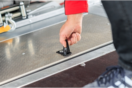 Első plató alatti tároló